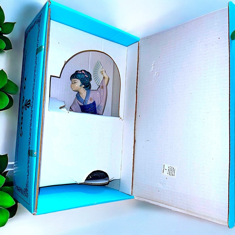 Retired Lladró Madame Butterfly - Japanese Girl With Fan Figurine #4991 - Picture 15 of 16